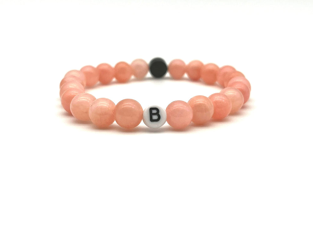 Partnerarmband Calcit peach Buchstabe - Bracelettery #farbe_weiss