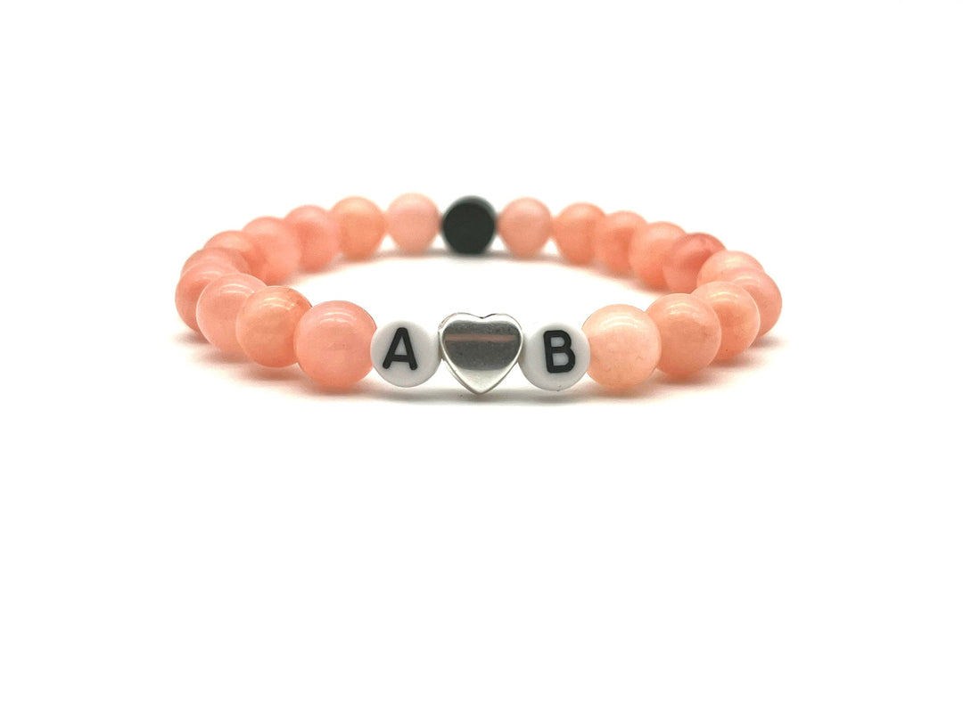 Partnerarmband Calcit peach Buchstabe weiss Herz - Bracelettery #farbe_silber