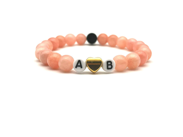 Partnerarmband Calcit peach Buchstabe weiss Herz - Bracelettery #farbe_gold